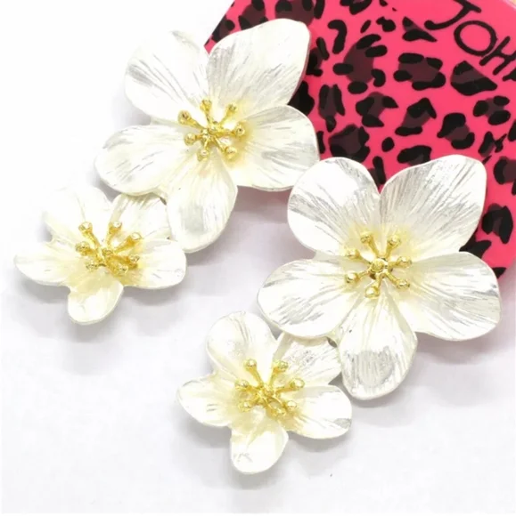 Betsey Johnson Flower earrings - Picture 3 of 3